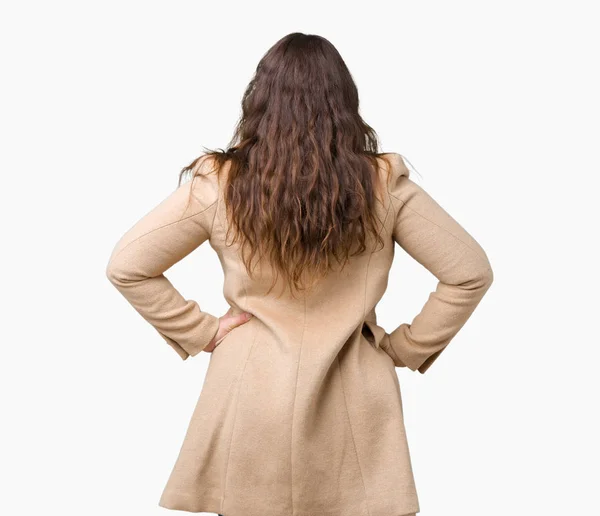Красивая Плюс Размер Молодая Женщина Зимнем Пальто Изолированном Фоне Стоя — стоковое фото
