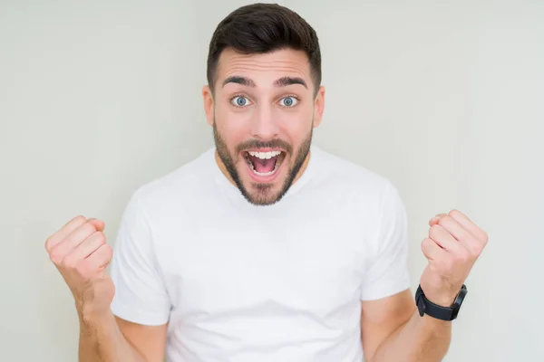 Ein Junger Gutaussehender Mann Lässigem Weißem Shirt Vor Isoliertem Hintergrund — Stockfoto