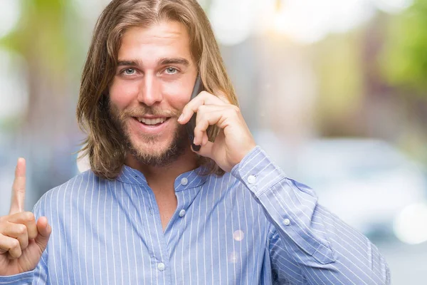 Joven Hombre Guapo Con Pelo Largo Sobre Fondo Aislado Hablando — Foto de Stock