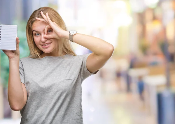 Giovane Donna Caucasica Possesso Notebook Vuoto Sfondo Isolato Con Volto — Foto Stock