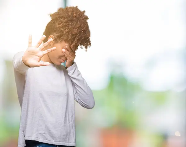 Hermosa Mujer Afroamericana Joven Sobre Fondo Aislado Cubriendo Los Ojos —  Fotos de Stock