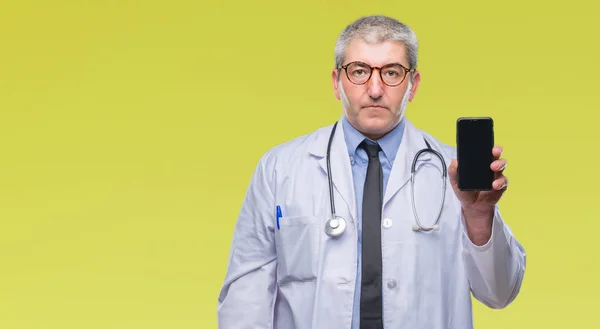 Yakışıklı Kıdemli Doktor Adam Gösteren Ekran Smarpthone Acımak Yüz Ciddi — Stok fotoğraf