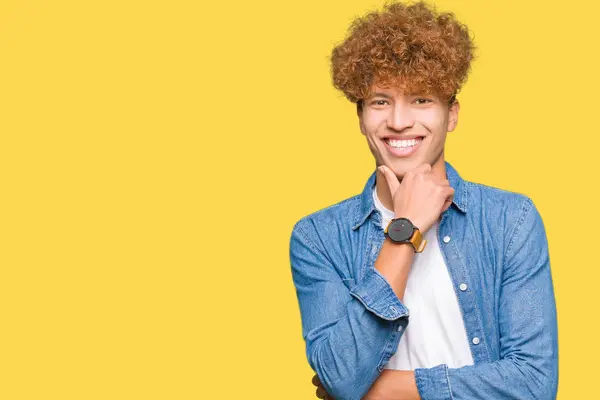 Jonge Knappe Man Met Afro Haar Dragen Van Denim Jasje — Stockfoto