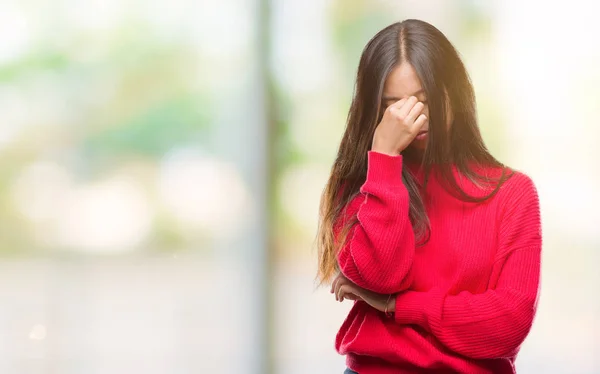 Jonge Aziatische Vrouw Winter Trui Dragen Geïsoleerde Achtergrond Moe Wrijven — Stockfoto