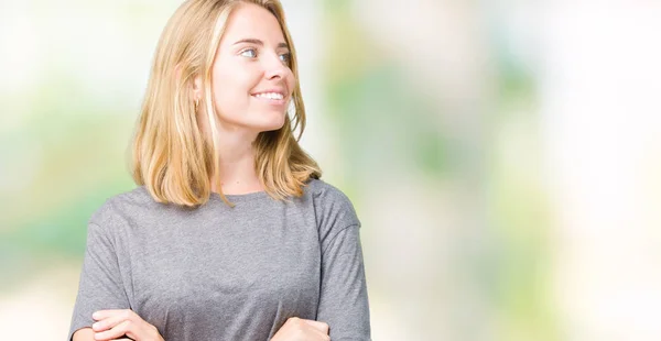 Schöne Junge Frau Übergroßen Lässigen Shirt Über Isoliertem Hintergrund Lächelnd — Stockfoto