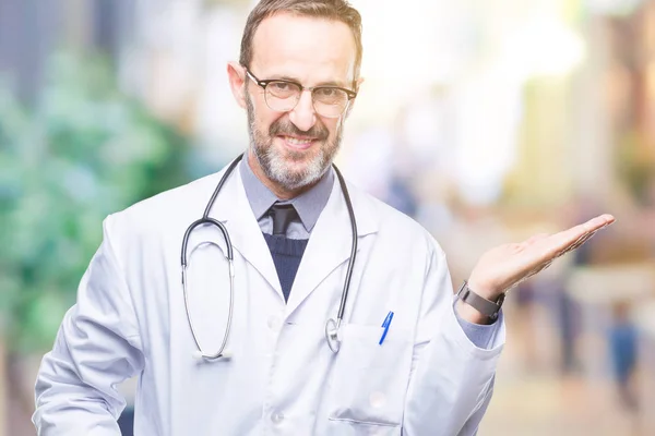 Mediana Edad Hoary Médico Hombre Vistiendo Uniforme Médico Aislado Fondo — Foto de Stock