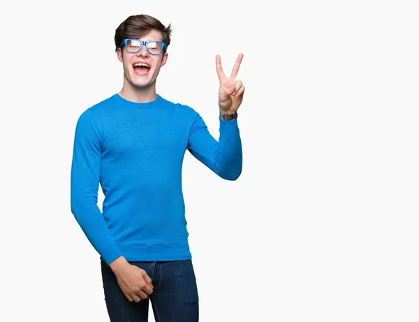 Joven Hombre Guapo Con Gafas Azules Sobre Fondo Aislado Sonriendo —  Fotos de Stock