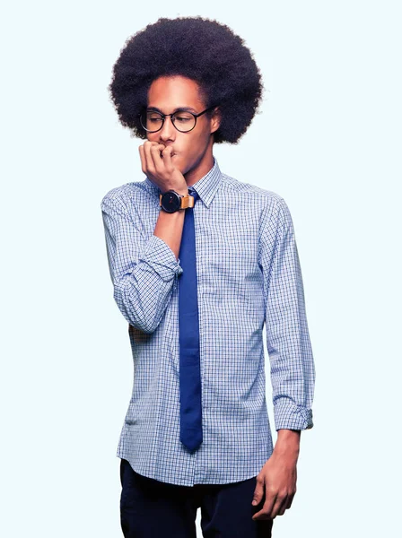 Молодой Африканский Бизнесмен Афроволосами Очках Выглядит Напряженным Нервным Руками Рту — стоковое фото