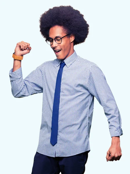 Joven Hombre Negocios Afroamericano Con Cabello Afro Usando Gafas Bailando —  Fotos de Stock