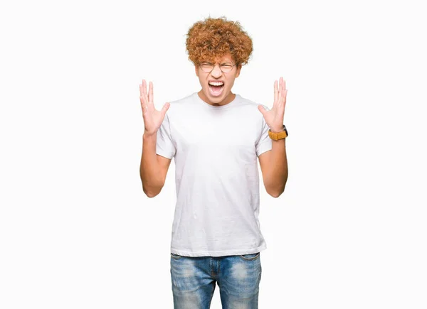 Homem Bonito Jovem Com Cabelo Afro Usando Óculos Loucos Loucos — Fotografia de Stock