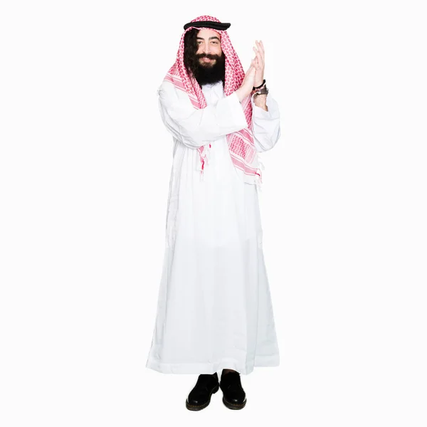 阿拉伯商人长头发 戴着传统的 Keffieh 围巾拍打和鼓掌快乐和快乐 微笑着骄傲的手在一起 — 图库照片
