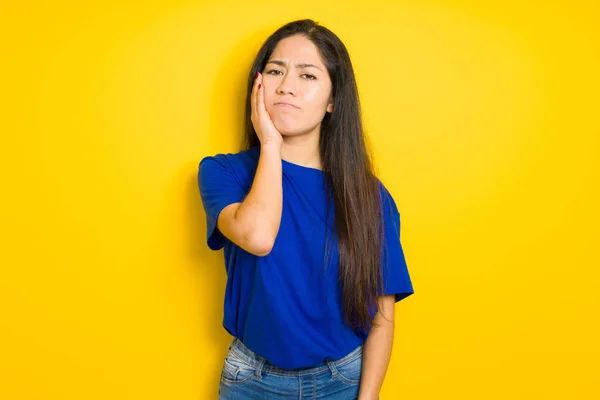 Schöne Brünette Frau Trägt Blaues Shirt Über Gelbem Isolierten Hintergrund — Stockfoto