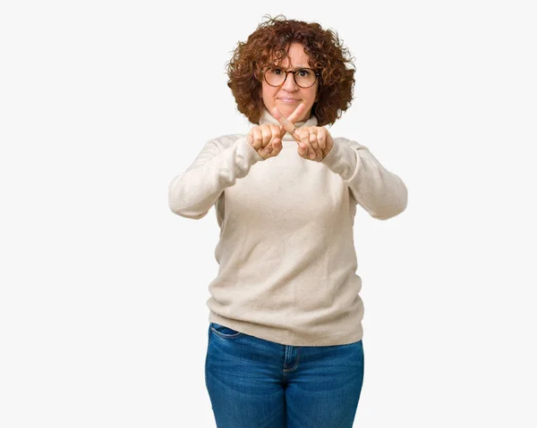 美丽的中年老年妇女穿着高领毛衣和眼镜在孤立的背景拒绝表达交叉手指做负号 — 图库照片