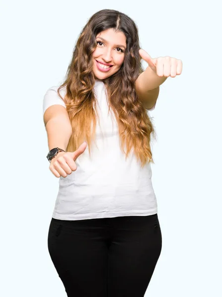 Junge Schöne Frau Legerem Weißen Shirt Die Positive Geste Mit — Stockfoto