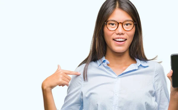 Joven Mujer Asiática Mostrando Teléfono Inteligente Pantalla Blanco Sobre Fondo —  Fotos de Stock