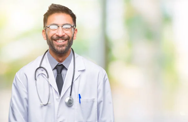 Homem Médico Hispânico Adulto Sobre Fundo Isolado Com Sorriso Feliz — Fotografia de Stock