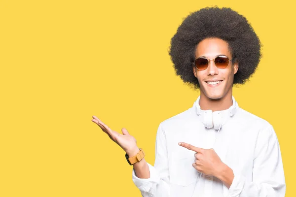 Americký Mladík Afro Vlasy Nosit Sluneční Brýle Sluchátka Ohromil Usmívá — Stock fotografie