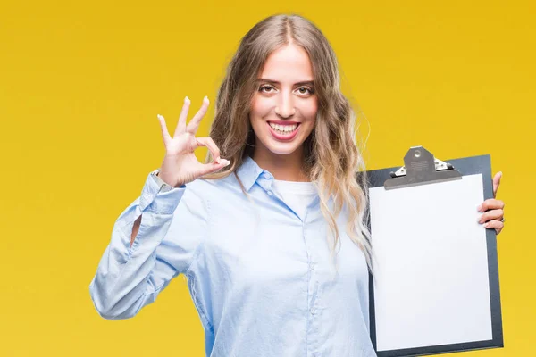 Mulher Negócios Loira Bonita Segurando Prancheta Sobre Fundo Isolado Fazendo — Fotografia de Stock