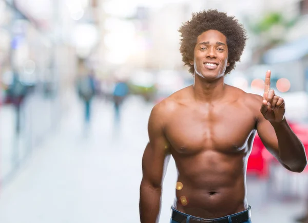 Negro Americano Sin Camisa Hombre Mostrando Desnudo Cuerpo Sobre Aislado — Foto de Stock