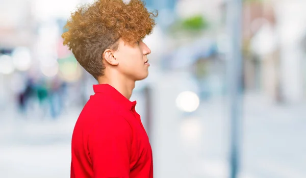 Afro Saçlı Tarafına Seyir Kırmızı Shirt Giyen Genç Yakışıklı Adam — Stok fotoğraf