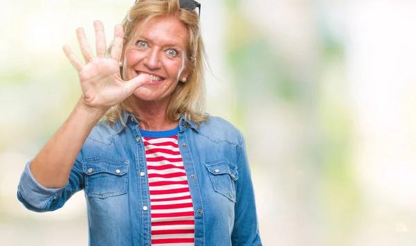 Mujer Rubia Mediana Edad Sobre Fondo Aislado Mostrando Apuntando Hacia —  Fotos de Stock