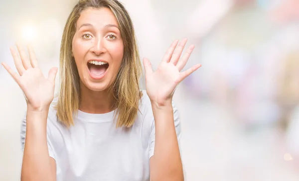 Junge Schöne Frau Über Isolierten Hintergrund Feiert Verrückt Und Erstaunt — Stockfoto