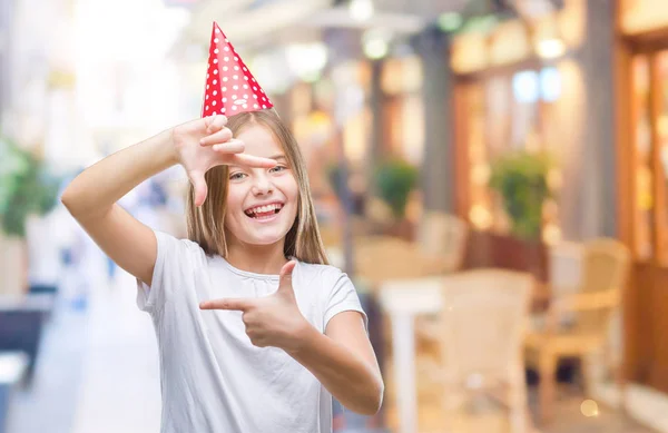 Joven Hermosa Chica Con Gorra Cumpleaños Sobre Fondo Aislado Sonriendo —  Fotos de Stock