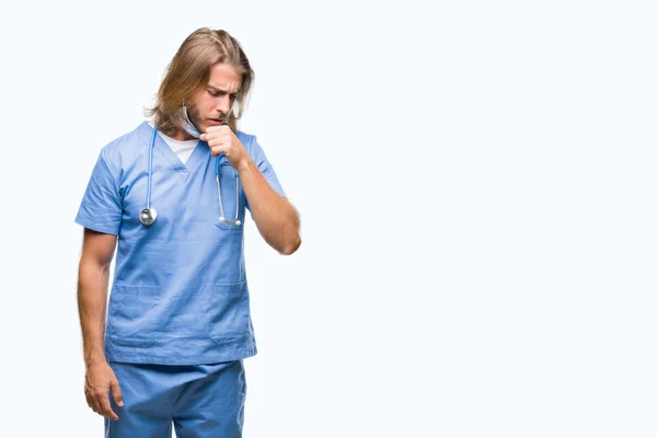 年轻英俊的医生人与长头发在隔绝的背景感觉不适和咳嗽作为症状为感冒或支气管炎 医疗保健理念 — 图库照片