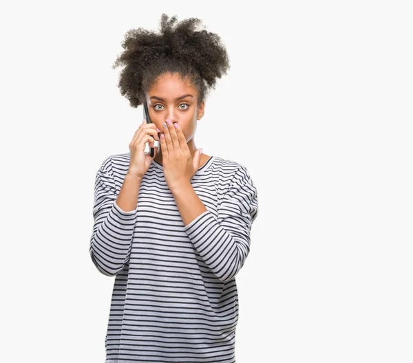 Junge Afroamerikanerin Telefoniert Über Isolierten Hintergrunddeckel Mund Mit Hand Schockiert — Stockfoto