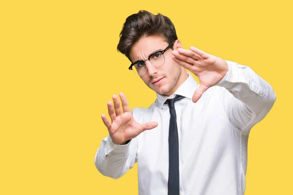 Joven Hombre Negocios Con Gafas Sobre Fondo Aislado Sonriendo Haciendo —  Fotos de Stock