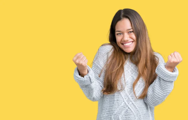 Joven Mujer Morena Hermosa Con Suéter Sobre Fondo Aislado Celebrando —  Fotos de Stock