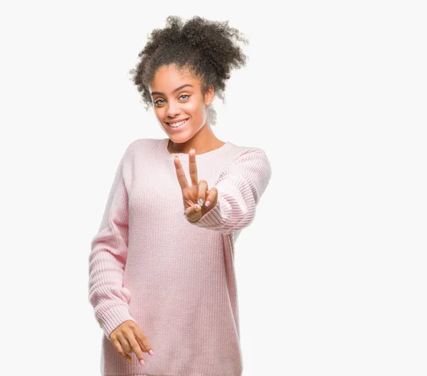 Joven Mujer Afroamericana Vistiendo Suéter Invierno Sobre Fondo Aislado Sonriendo — Foto de Stock