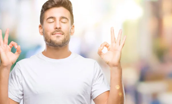 Jovem Homem Bonito Sobre Fundo Isolado Relaxar Sorrir Com Olhos — Fotografia de Stock