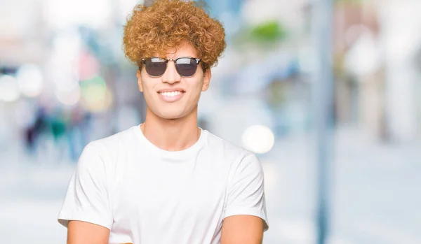 Jonge Knappe Man Met Afro Haar Dragen Zonnebril Blij Gezicht — Stockfoto