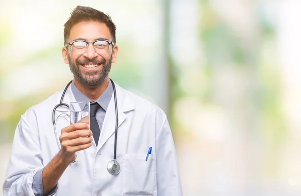 Hombre Médico Hispano Adulto Bebiendo Vaso Agua Sobre Fondo Aislado —  Fotos de Stock