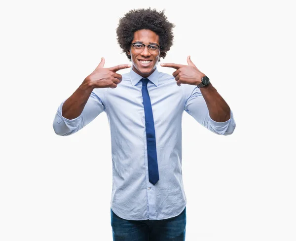 Hombre Negocios Afroamericano Con Gafas Sobre Fondo Aislado Sonriendo Confiado —  Fotos de Stock