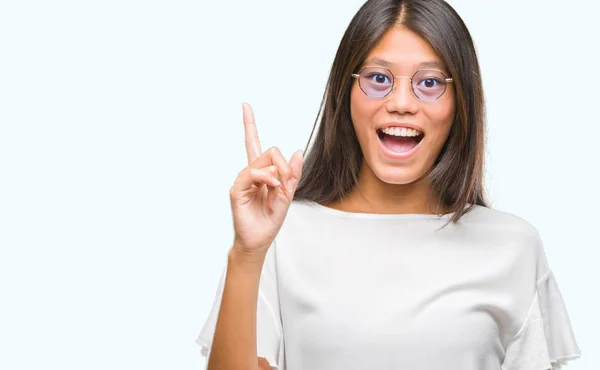 Jovem Mulher Asiática Vestindo Óculos Sobre Fundo Isolado Apontando Dedo — Fotografia de Stock