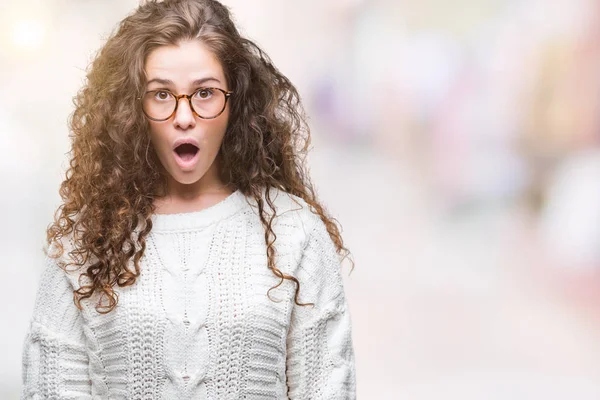 Hermosa Morena Pelo Rizado Joven Con Suéter Invierno Sobre Fondo —  Fotos de Stock