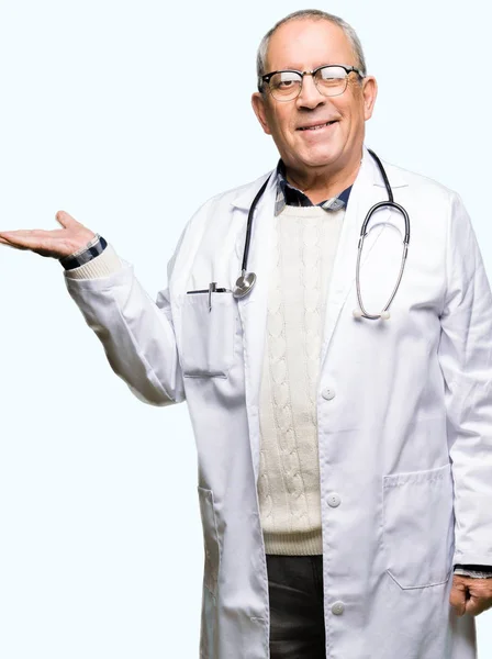 Stilig Senior Doktor Man Klädd Medicinsk Coat Leende Glada Presentera — Stockfoto