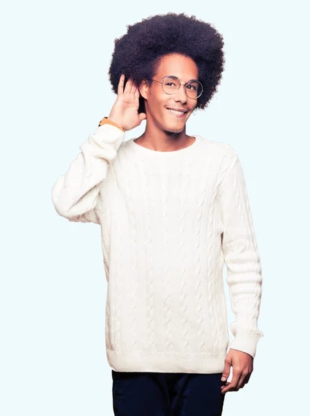 Afro Amerikai Fiatalember Afro Haj Szemüveg Mosolyogva Kézzel Fülbe Hallgat — Stock Fotó