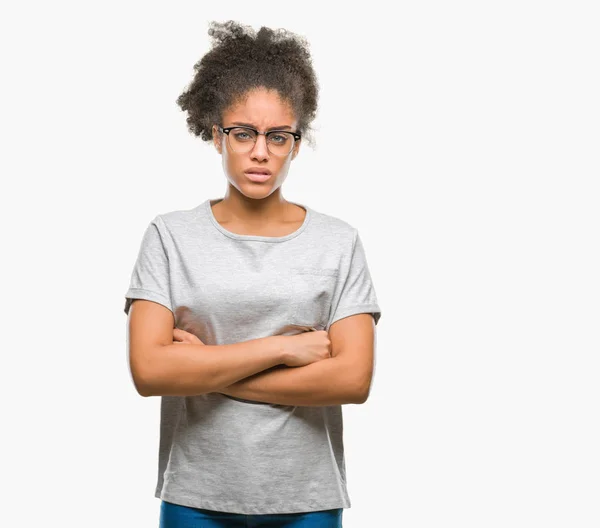 若いアフロ アメリカ人女性は懐疑的な孤立した背景と組んだ腕で顔の神経 不賛成式メガネを着用します 否定的な人 — ストック写真