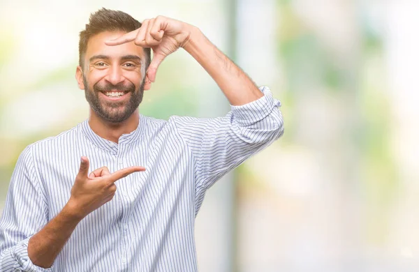 笑顔の幸せそうな顔で指と手作りフレーム分離の背景上成人ヒスパニック系男性 創造性と写真のコンセプト — ストック写真