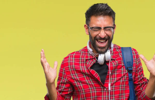 Erwachsener Hispanischer Student Mit Kopfhörern Und Rucksack Über Isoliertem Hintergrund — Stockfoto