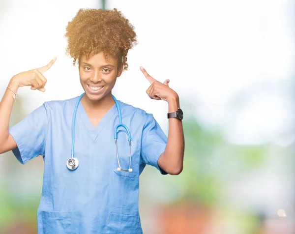 Junge Afrikanisch Amerikanische Ärztin Über Isoliertem Hintergrund Lächelnd Auf Den — Stockfoto