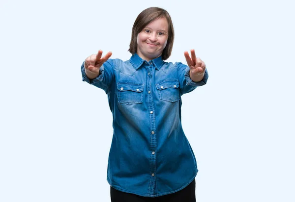 Junge Erwachsene Frau Mit Syndrom Vor Isoliertem Hintergrund Lächelt Die — Stockfoto