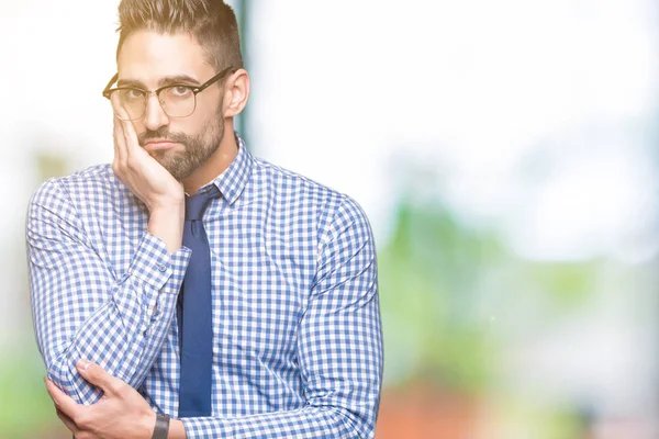 Junger Geschäftsmann Mit Brille Vor Isoliertem Hintergrund Der Müde Und — Stockfoto