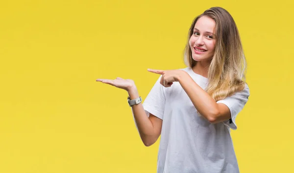 Joven Hermosa Mujer Rubia Vistiendo Casual Camiseta Blanca Sobre Fondo —  Fotos de Stock