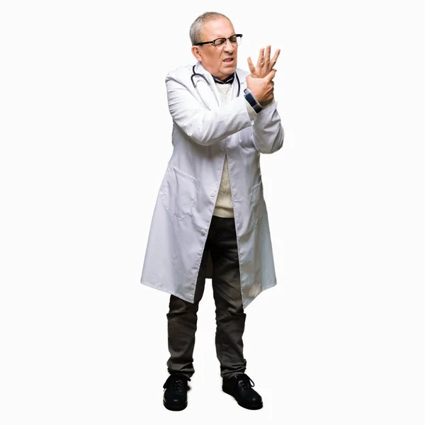 Stilig Senior Doktor Man Klädd Medicinsk Coat Lidande Smärta Händer — Stockfoto