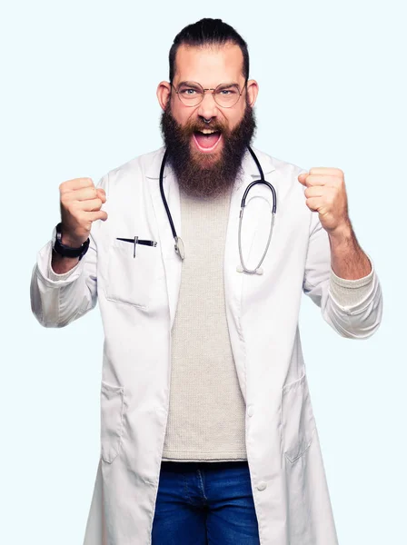 Junger Blonder Arzt Mit Bart Und Medizinischem Mantel Der Überrascht — Stockfoto