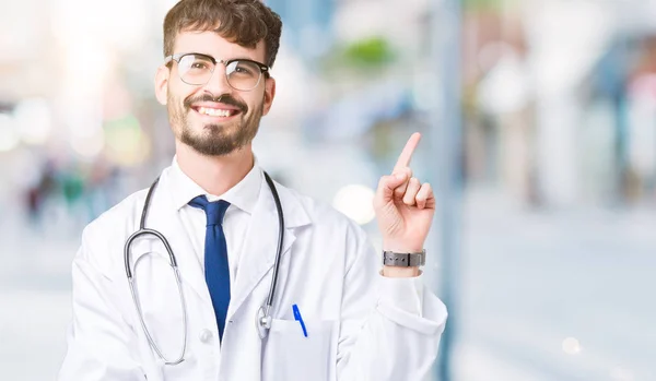 Młody Lekarz Człowiek Sobie Szpital Płaszcz Białym Tle Wielkim Uśmiechem — Zdjęcie stockowe